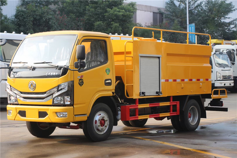 藍牌東風4方清洗吸污車獨立系統(tǒng)操作簡便性能良好