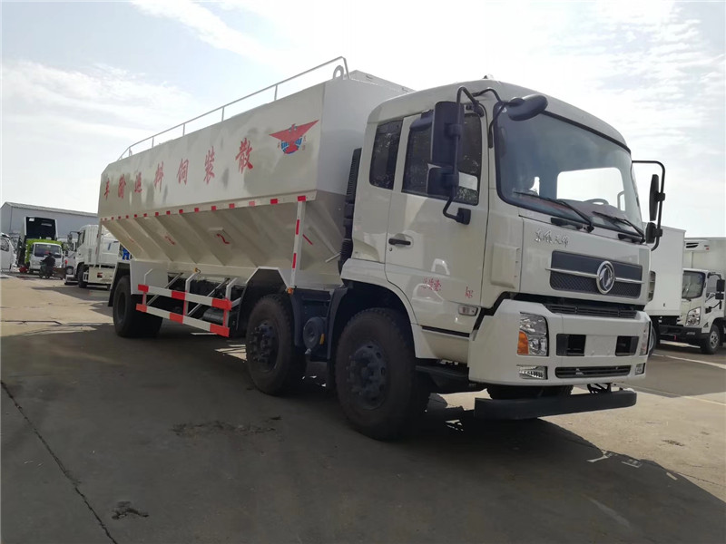 東風(fēng)天錦小三軸散裝飼料運(yùn)輸車性能可靠、輸送量大、操控方便