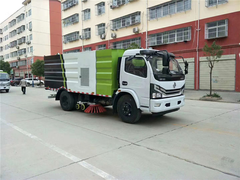  東風天錦洗掃車采用彈簧調節方式，可以實現高低調速