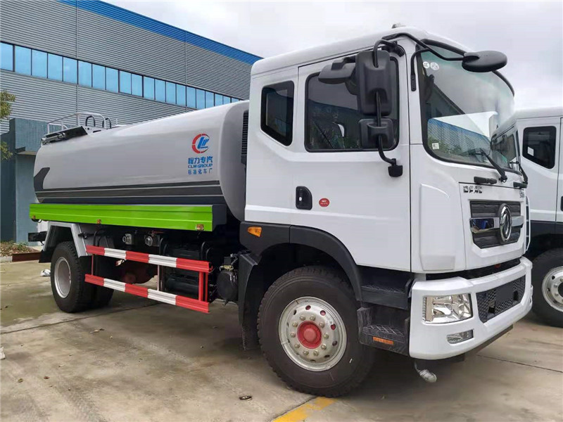 東風多利卡D9灑水車罐體采用國標4MM厚武鋼碳鋼一次成型