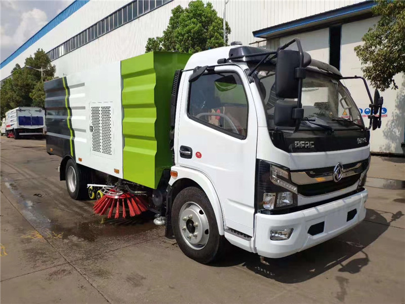 東風(fēng)多利卡掃路車垃圾箱下方配有噴霧噴桿，噴霧噴桿上裝噴霧噴嘴