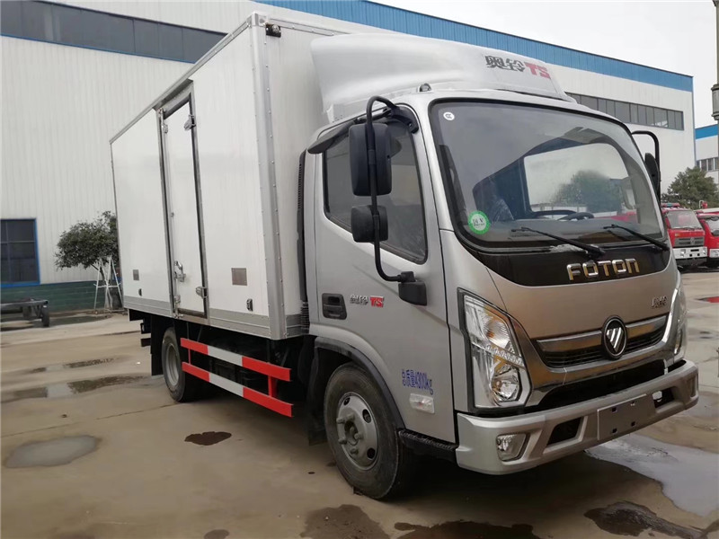 東風(fēng)多利卡冷藏車廂體采用真空吸附、液壓吸附一體成型生產(chǎn)線制造