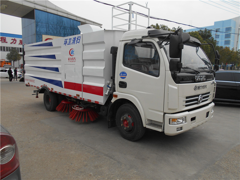 東風天錦洗掃車，能直接將污水送至吸口，作業飛濺少，污水吸凈率高