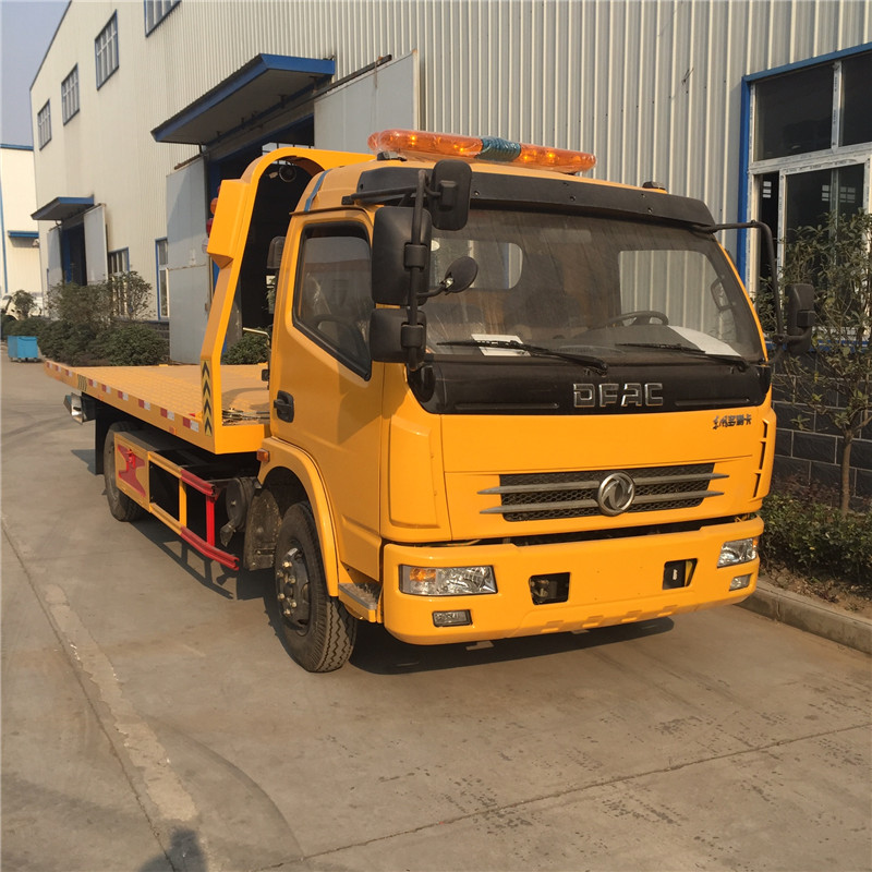 東風(fēng)8噸清障運(yùn)輸車的任務(wù)就是將故障車或事故車及時地拖離現(xiàn)場
