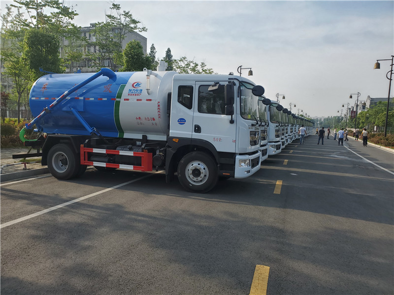 東風(fēng)途逸國六吸糞車主要為城鄉(xiāng)環(huán)衛(wèi)部門抽吸和運(yùn)送糞便及其它污水