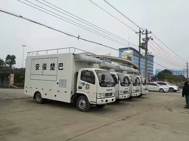  東風(fēng)天龍冷藏車采用木質(zhì)結(jié)構(gòu)工藝，門框加有隔熱條，使用壽命更長(zhǎng)