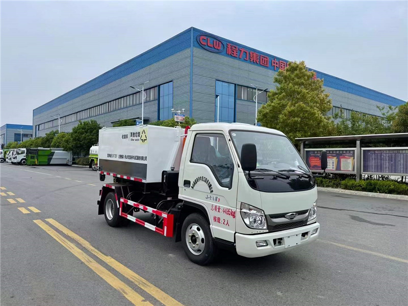 國(guó)六福田勾臂垃圾車配4方垃圾箱