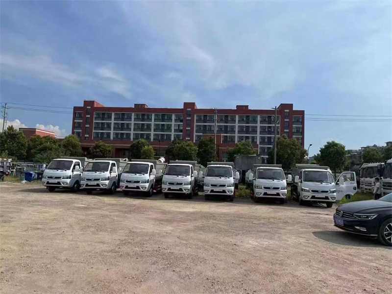 第一批東風途逸無泄漏垃圾車發往廣東順利交車