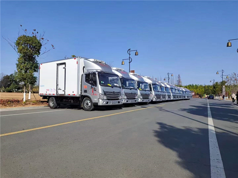 福田領(lǐng)航藍牌冷藏車發(fā)往北京